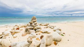 torres de pedras dolomitas equilibradas na praia em um dia nublado. pedra zen inspiradora e meditativa na praia