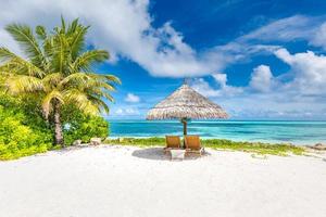 bela paisagem de férias de verão. praia exótica, relaxe o banner de viagens de turismo. cadeiras ou espreguiçadeiras na praia perfeita. cenário tropical, conceito de céu de areia do mar. vista inspiradora e recreativa para a praia foto