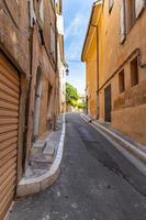 vista das ruas. rua idílica aconchegante com portas e paredes coloridas. sul tradicional, edifícios mediterrâneos e ruas estreitas foto