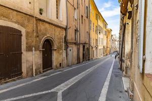 vista das ruas. rua idílica aconchegante com portas e paredes coloridas. sul tradicional, edifícios mediterrâneos e ruas estreitas foto