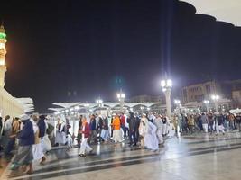 medina, arábia saudita, dezembro de 2022 - bela vista do pátio externo de masjid al-nabawi, madinah. foto