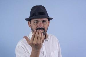 retrato de homem barbudo de 60 anos sobre fundo azul foto