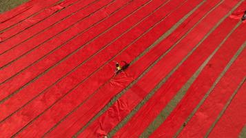 secagem de tecido vermelho em bangladesh foto
