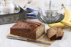 bolo de banana fatiado com farinha de trigo integral foto