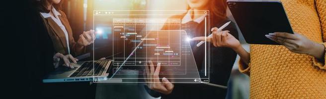 analista trabalhando com computador em análise de negócios e sistema de gerenciamento de dados para fazer relatório com kpi e métricas conectadas ao banco de dados. estratégia corporativa para finanças, operações, vendas, marketing foto