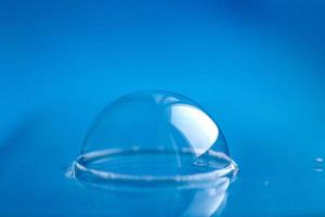 bolha de sabão de perto. fundo abstrato água azul foto