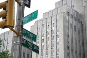 placa verde da rua bayard sob chuva forte em chinatown, cidade de nova york foto