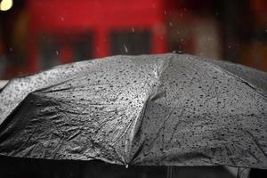 Abra o guarda-chuva preto sob chuva forte em Chinatown, Nova York foto