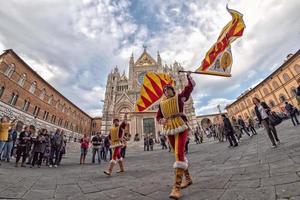 Siena, Itália - 25 de março de 2017 - bandeira tradicional agita o desfile foto