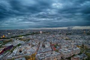 visão noturna de paris do tour eiffel foto