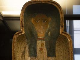 os hieróglifos do sarcófago egípcio fecham os detalhes foto