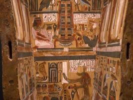 os hieróglifos do sarcófago egípcio fecham os detalhes foto