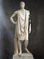 estátua de escultura de figura romana de mármore antigo foto