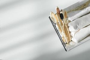 escova de dentes eco natural e toalhas de algodão em cesta de metal. conceito de desperdício zero. livre de plástico. copie o espaço, vista superior foto