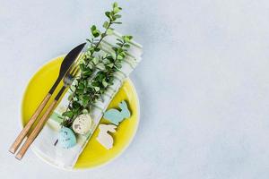 configuração de mesa festiva para jantar de páscoa de férias na mesa de concreto leve. conceito de cartão de férias de primavera foto