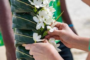 casamento na praia de areia do paraíso tropical foto