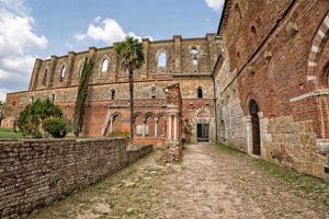 igreja de san galgano sem teto na toscana foto