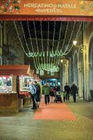 trento, itália - 1 de dezembro de 2015 - pessoas no tradicional mercado de natal foto