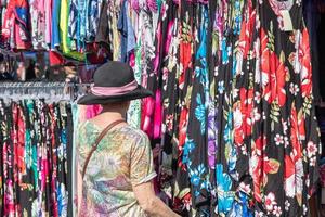 pareo colorido e vestido polinésio para venda no mercado foto