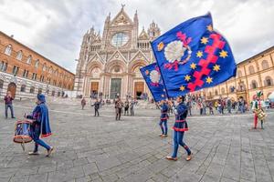 Siena, Itália - 25 de março de 2017 - bandeira tradicional agita o desfile foto