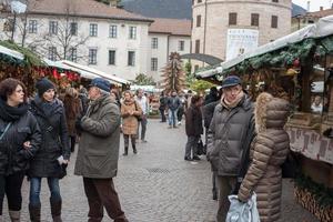 trento, itália - 1 de dezembro de 2015 - pessoas no tradicional mercado de natal foto