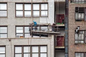 trabalhadores restaurando prédio na cidade de nova york foto