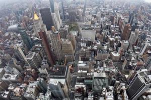 vista aérea da paisagem urbana de nova york manhattan em dia de neblina foto