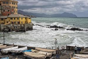 mar em tempestade nas rochas da vila italiana foto