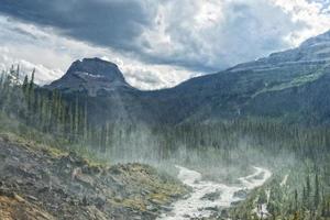panorama das montanhas rochosas do canadá foto