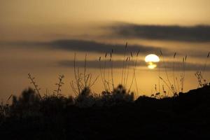 maravilhoso pôr do sol no vulcão etna foto