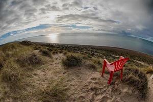 cadeira do lado de fora do farol da patagônia na península valdés foto