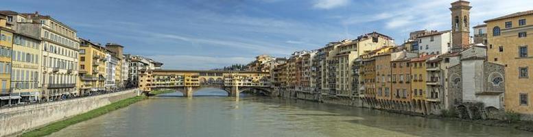 florença ponte vecchio vista do pôr do sol foto