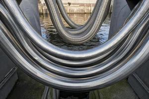 tubo flexível metálico de porto gigante foto
