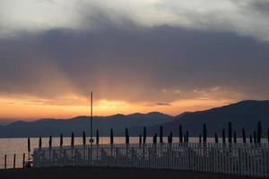 vila italiana da praia de sestri levante ao pôr do sol foto
