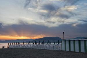 praia de sestri levante ao pôr do sol foto