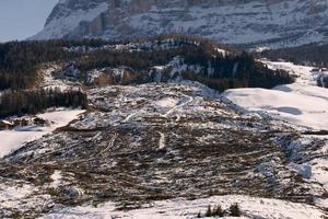 enorme cratera formada por avalanche na montanha foto