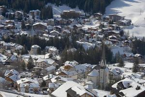 badia vista aérea da cidade das dolomitas foto