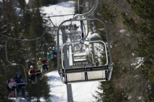 elevador de cadeira para esquiadores na neve do inverno foto