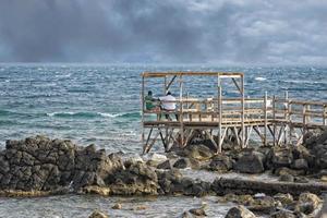 plataforma de madeira no mar foto