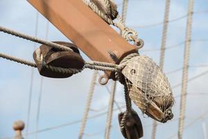 detalhe de mortalhas de navio à vela no céu foto