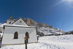 vista da igreja das dolomitas em tempo de neve de inverno foto