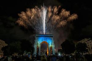 feliz ano novo e feliz natal fogos de artifício no arco do triunfo foto