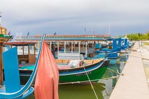 27.05.19 - dhigurah, maldivas navios de pescadores locais no porto da ilha local, barcos de madeira tradicionais, dhoni. cultura das maldivas foto