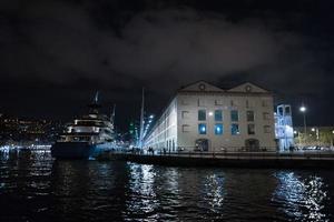 visão noturna do antigo porto de gênova foto