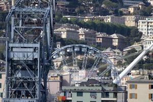 detalhe de guindaste de ferro do porto antigo no porto de genoa, itália foto