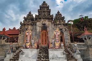 detalhes da porta de entrada do templo balinês foto