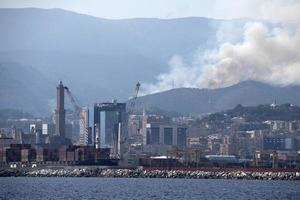 Julho de 2022 grande incêndio nas colinas de Gênova, Itália foto