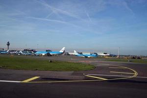 amsterdã, holanda - 26 de outubro de 2022 aeroporto schiphol em amsterdã, vista aérea após a decolagem foto