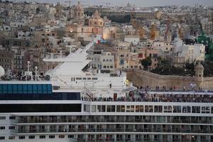 valletta, malta - 30 de outubro de 2022 navio de cruzeiro marella exxplorer saindo do porto de valletta foto