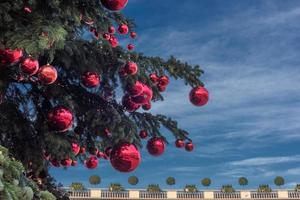 grande árvore de natal no fundo do céu azul foto